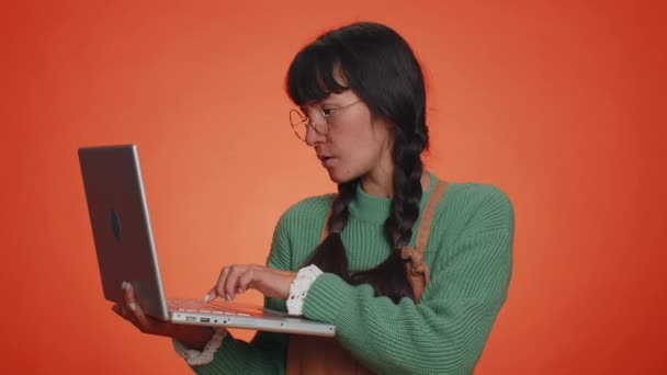 Szczęśliwy Kujon Turystyczny Kobieta Pracuje Online Laptopie Prace Wykończeniowe Pokazując — Wideo stockowe