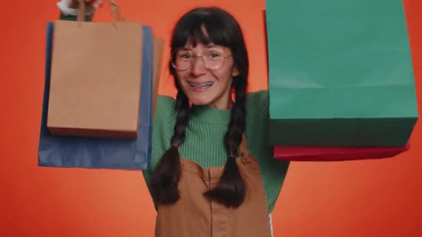 Yeşil Kazaklı Mutlu Turist Kadın Alışveriş Torbaları Reklam Indirimleri Düşük — Stok video