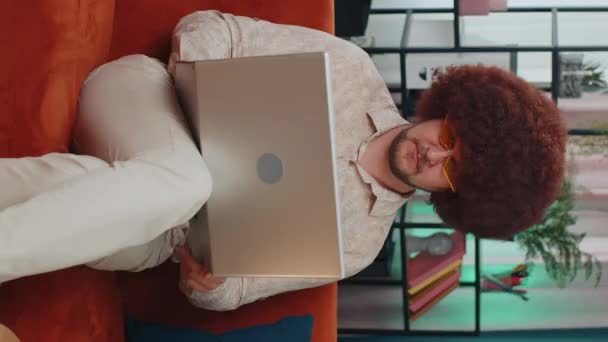 Чоловік Дивані Закриває Ноутбук Після Закінчення Роботи Вітальні Домашньому Дивані — стокове відео