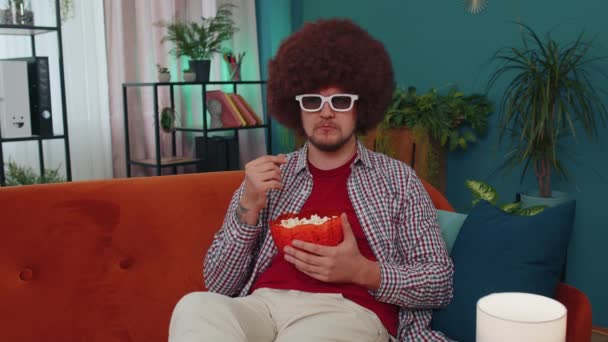 Portræt Kaukasiske Begejstrede Unge Mand Sidder Sofaen Spise Popcorn Interessante – Stock-video