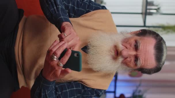 행복하게 신이난 할아버지가 스마트폰으로 인터넷 문자를 당첨이라는 사실을 알게된 것같다 — 비디오