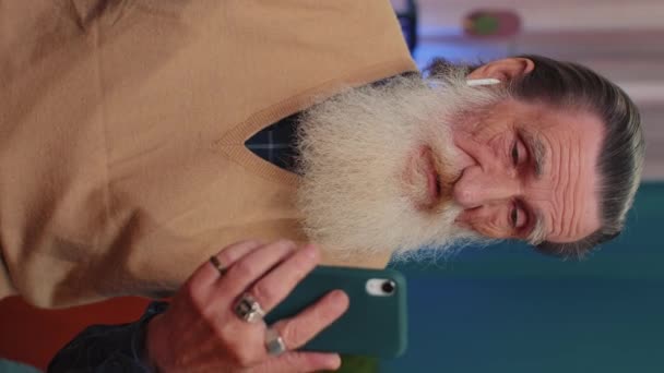Senior Oude Grootvader Draagt Oortjes Maken Smartphone Online Gesprek Bellen — Stockvideo