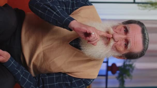 Stil Zijn Alsjeblieft Senior Oude Grootvader Man Drukt Wijsvinger Lippen — Stockvideo