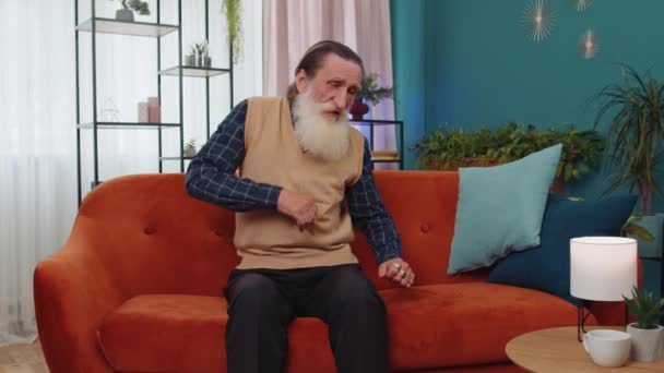 Glücklich Entspannte Überglückliche Bärtige Senioren Die Hause Auf Der Couch — Stockvideo