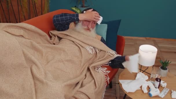 감기를 할아버지나 감기에 할아버지 소파에 것이다 수건을 머리에이고 할아버지가 재채기를 — 비디오