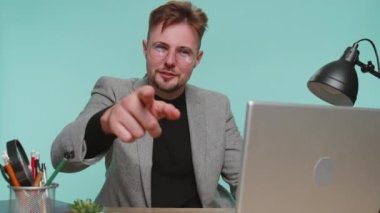 Hey sen! Ofis masasında oturan sakallı iş adamı heyecanlı bir şekilde gülümsüyor ve kamerayı işaret ediyor, şanslı kazananı seçiyor, müthiş bir terfi olduğunu gösteriyor. Mavi stüdyodaki genç çocuk