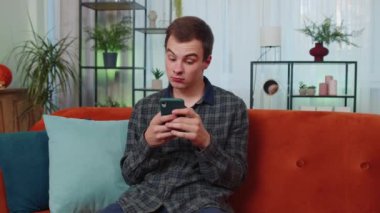 Kazanan gencin portresi cep telefonuyla yazarak 