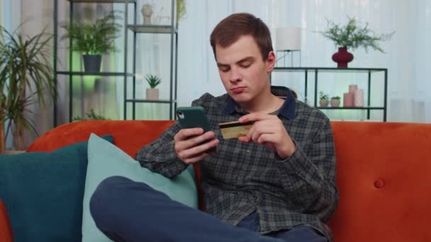 Tiener Man Met Behulp Van Creditcard Smartphone Tijdens Het Overmaken — Stockvideo