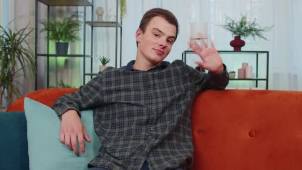 Teenager Mann Student Lächelt Freundlich Die Kamera Und Winkt Hände — Stockvideo