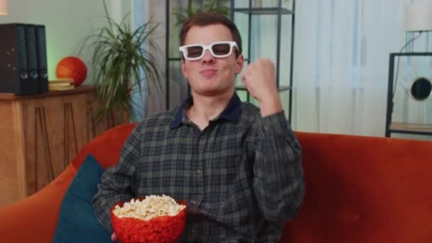 Opgewonden Tiener Man Zit Bank Eten Popcorn Kijken Naar Interessante — Stockvideo