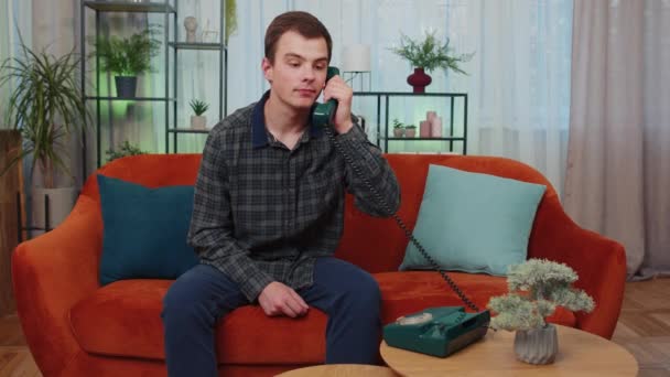 Portrait Adolescent Faisant Une Conversation Téléphonique Câblée Avec Des Amis — Video