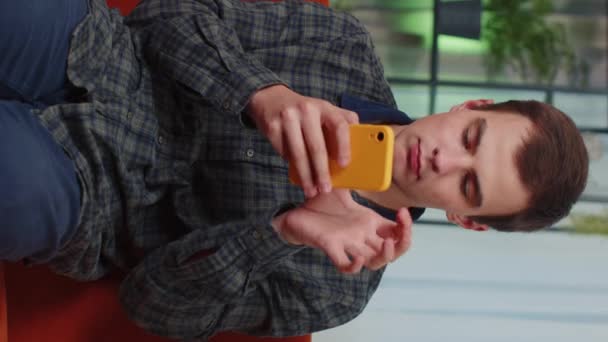 Porträtt Tonåring Vinnare Man Använder Mobiltelefon Skriva Surfning Säga Wow — Stockvideo