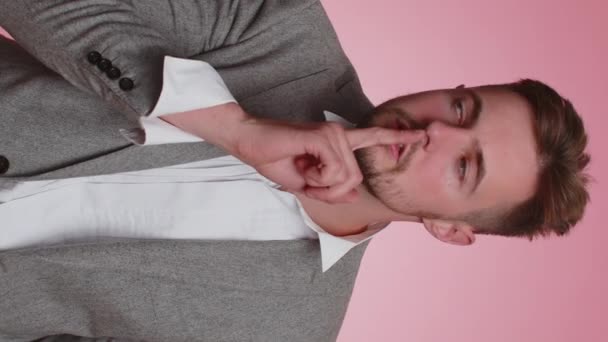 Sessiz Olun Lütfen Sakallı Yetişkin Bir Adamı Işaret Parmağını Dudaklarına — Stok video