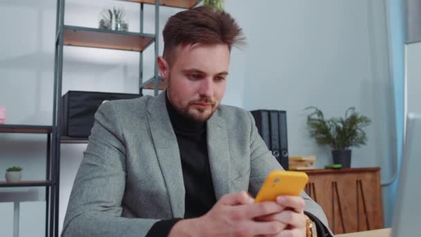 Mein Gott Wow Glücklich Erstaunt Geschäftsmann Anzug Arbeitet Mit Smartphone — Stockvideo