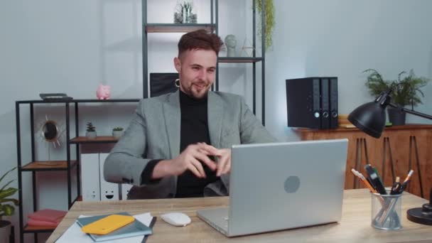 Obchodník Volné Noze Kanceláři Začněte Pracovat Notebooku Stolu Profesionální Manažer — Stock video