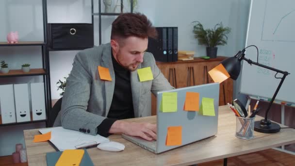 Втомився Виснажений Бізнесмен Костюмі Працює Ноутбуці Офісі Багатьма Наклейками Завдання — стокове відео