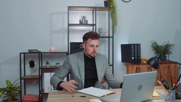 Konflikt Spor Vyjednávání Naštvaný Podnikatel Ceo Formálním Obleku Dělat Webcam — Stock video
