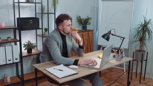 Geschäftsmann Anzug Denkt Home Office Schreibtisch Über Eine Wichtige Kreative — Stockvideo