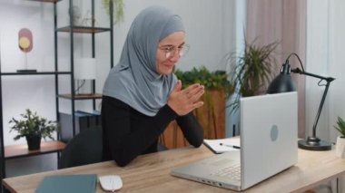 Sinsi, kurnaz, genç, Müslüman, başörtüsü takan, sinsi yüzlü, şeytani planlar yapan, sinsi, başörtüsü takan bir iş kadını. İş yerinde serbest çalışan bir kız.
