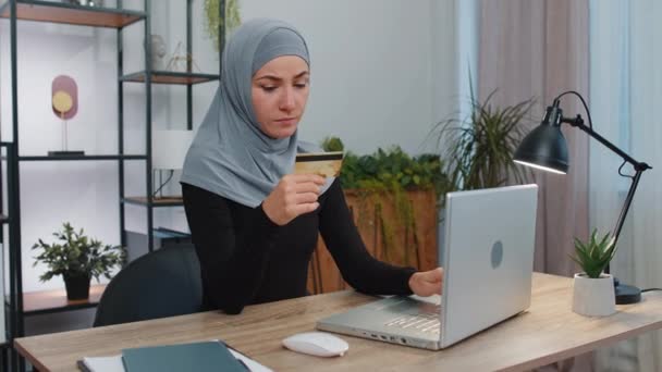 Desenvolvedor Software Programador Empresária Hijab Trabalhando Fazendo Compras Pagamento Line — Vídeo de Stock