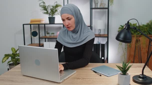 Koncentrerad Affärskvinna Vinnare Hijab Arbetar Bärbar Dator Hemmakontoret Skriva Surfning — Stockvideo