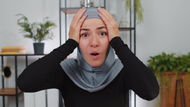 Herregud Wow Spännande Överraskad Ung Muslimsk Affärskvinna Klädd Hijab Slöja — Stockvideo