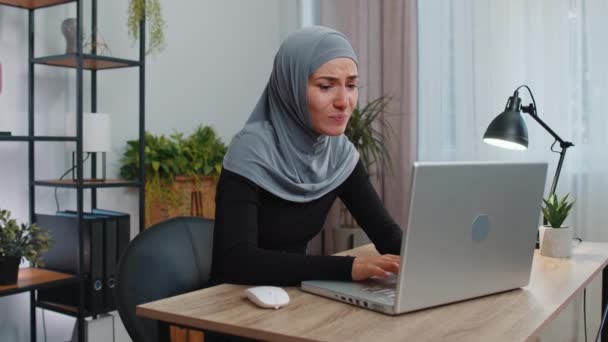 Affärskvinna Programmerare Mjukvaruutvecklare Hijab Arbetar Laptop Förlorar Blir Förvånad Plötsliga — Stockvideo