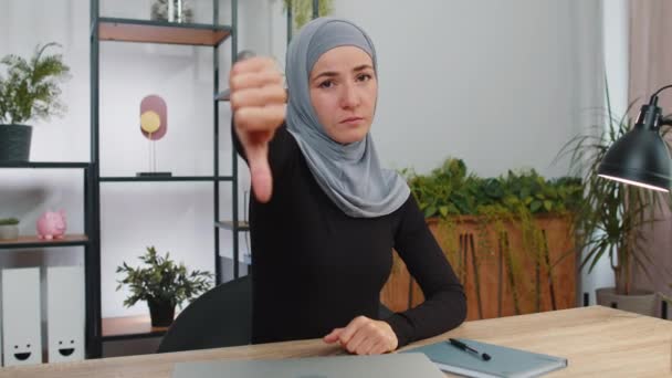 Gillar Inte Upprörd Ung Muslimsk Affärskvinna Klädd Hijab Slöja Visar — Stockvideo