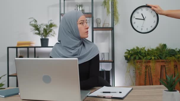 Kadını Programcı Yazılım Geliştirici Ofiste Dizüstü Bilgisayarda Çalışıyor Anksiyete Kontrolü — Stok video