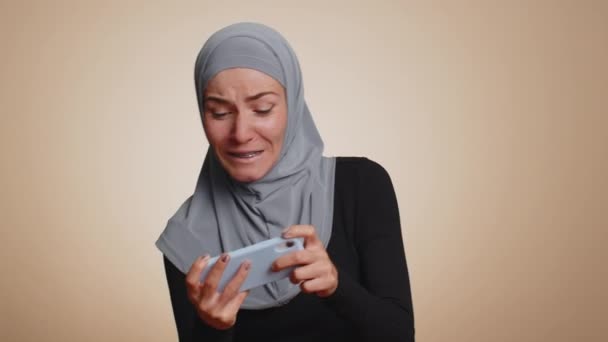Беспокоится Смешная Мусульманка Хиджабе Энтузиазмом Играющая Гоночные Видеоигры Мобильном Телефоне — стоковое видео