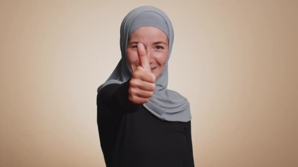 Przykład Hipsterska Muzułmanka Hidżabie Podnosi Kciuki Górę Zgadza Się Czymś — Wideo stockowe