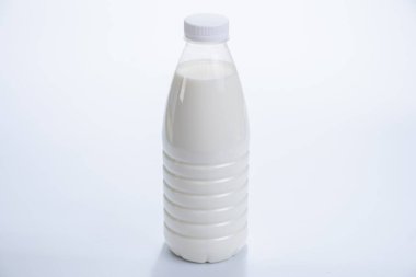 Süt şişesi, izole edilmiş yiyecek kutusu. sıvı