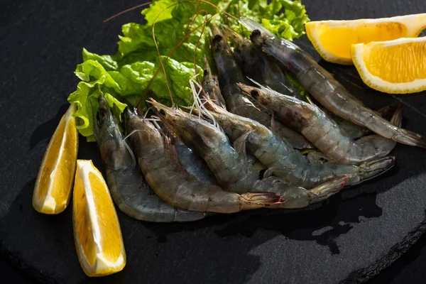 Karidesli deniz ürünleri karidesi. ham siyah