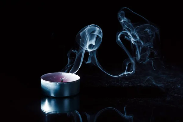 Κερί καπνού φόντο μαύρο bright.candle καπνού φόντο μαύρο φωτεινό, φωτιά. — Φωτογραφία Αρχείου