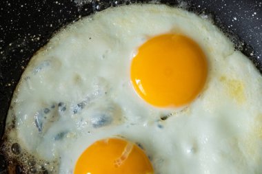 İki yumurtadan sahanda yumurta. Yukarıdan bak. Yağda yumurta, lezzetli yemekler..