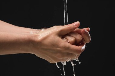 Enfeksiyonu Covid-19 virüsünden ve diğer virüslerden korumak için elini alkol dezenfektanı jeliyle yıkamak..