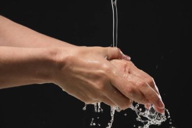 Enfeksiyonu Covid-19 virüsünden ve diğer virüslerden korumak için elini alkol dezenfektanı jeliyle yıkamak..