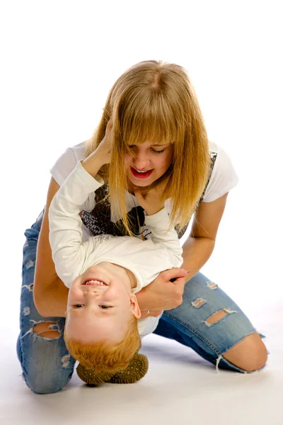 Madre jugando con su hijo — Foto de Stock