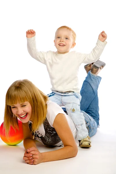 Madre jugando con su hijo — Foto de Stock