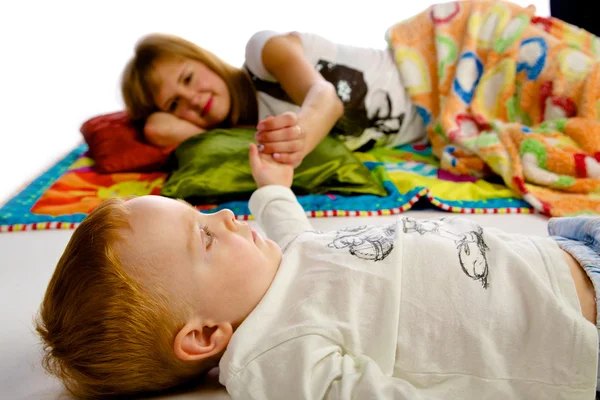 Madre e hijo en la cama — Foto de Stock