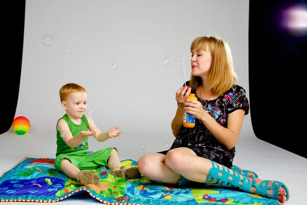 Mamma e figlio giocare con bolle di sapone — Foto Stock