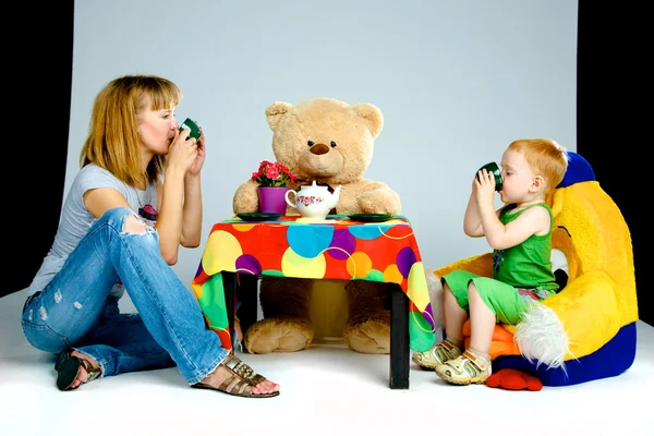 母と息子のお茶を飲む — ストック写真