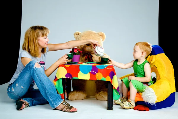 Madre e figlio bere tè — Foto Stock