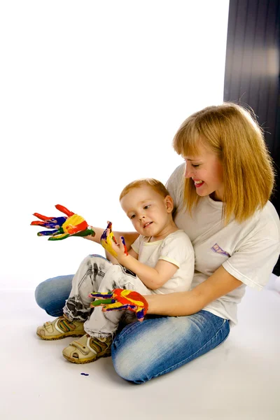 Mamá e hijo pintan colores — Foto de Stock