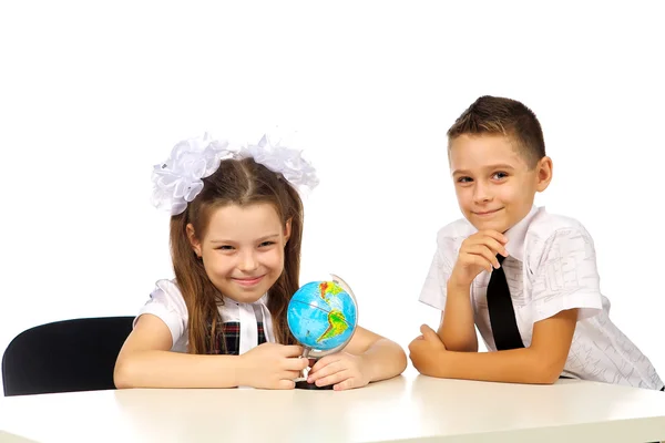 Menino e menina com globo — Fotografia de Stock