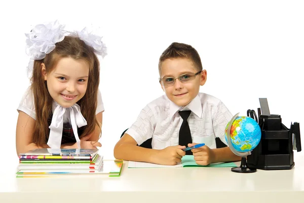 Menino e menina na mesa — Fotografia de Stock