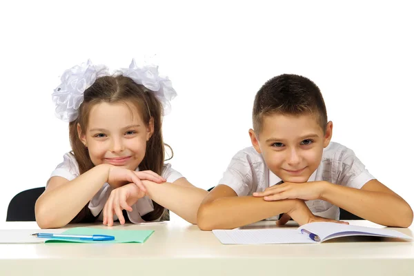 Menino e menina na mesa — Fotografia de Stock