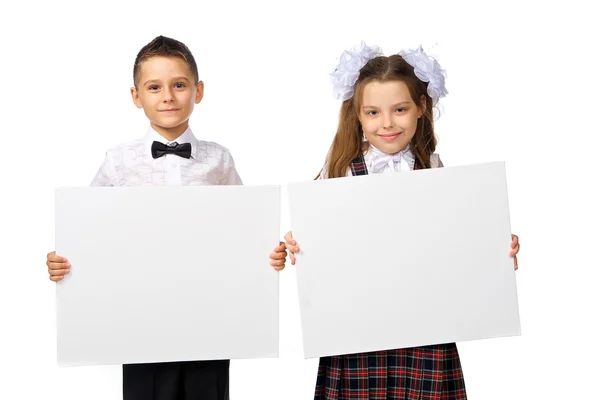 Pojke och flicka som håller en affisch — Stockfoto
