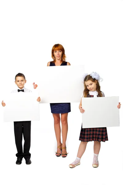 Женщины и дети держат плакат — стоковое фото