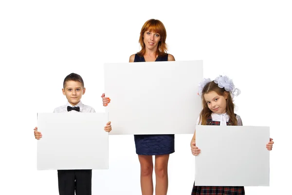 Kvinnor och barn håller en affisch — Stockfoto